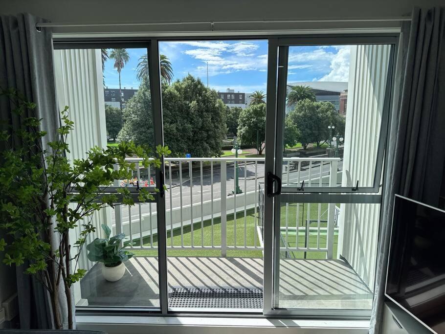 Immaculate 3 Bd 2 Bth Apartment -Free Carpark & Pool Auckland Exterior photo